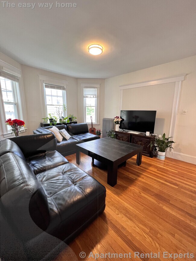 Building Photo - 3bed/1bath | Mins to Harvard, MIT, Tufts, ...