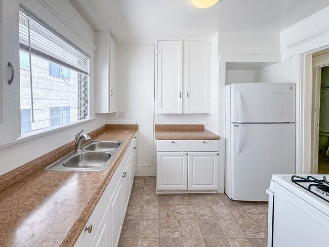 Foto del edificio - 338-340 1/2 S. Catalina St.-338 1/2