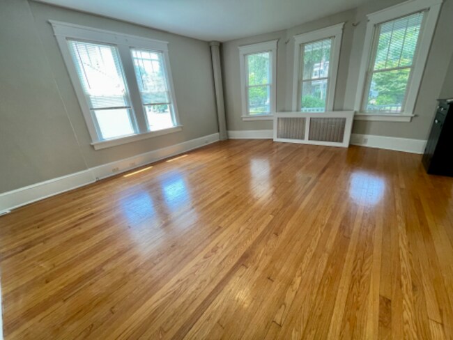 Foto del edificio - 37 Columbia Ave