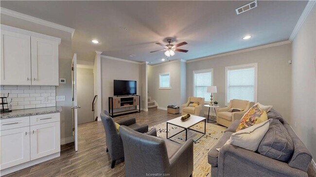 Building Photo - 4 Bed Northgate Townhome Pre-leasing for August Move In!