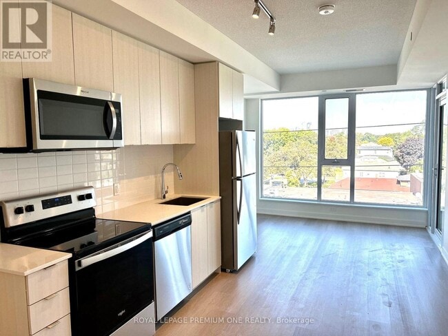 Building Photo - 859 The Queensway