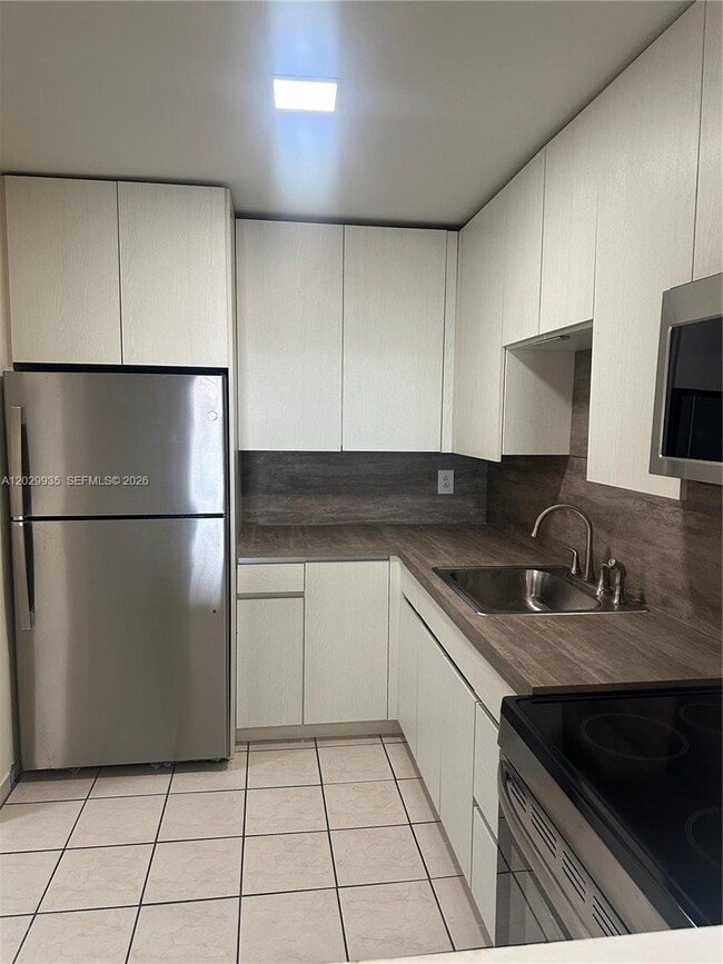Building Photo - 1075 W 68th St