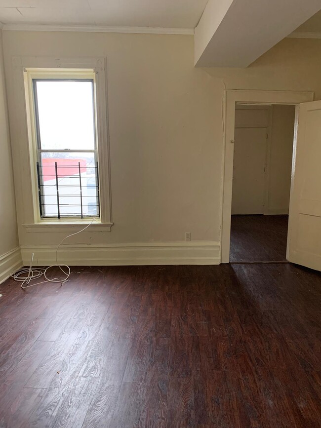 bedroom - 105 Roseville Ave