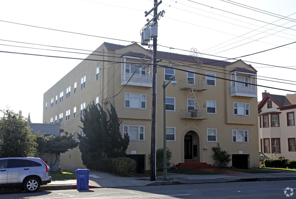 Building Photo - 748 Lincoln Ave