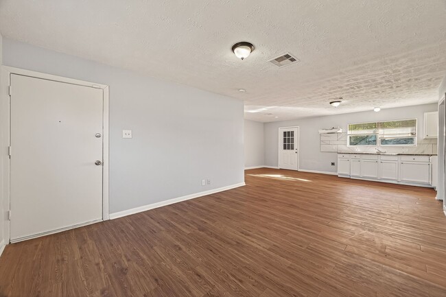 Foto del edificio - 4-Bedroom Single-Family Home in a Prime Houston Location