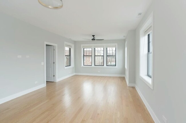 Foto del edificio - 2032 W Montrose Ave