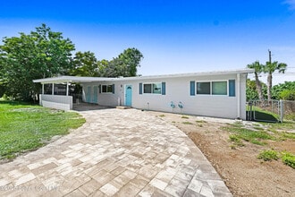 Building Photo - 702 Lund Cir