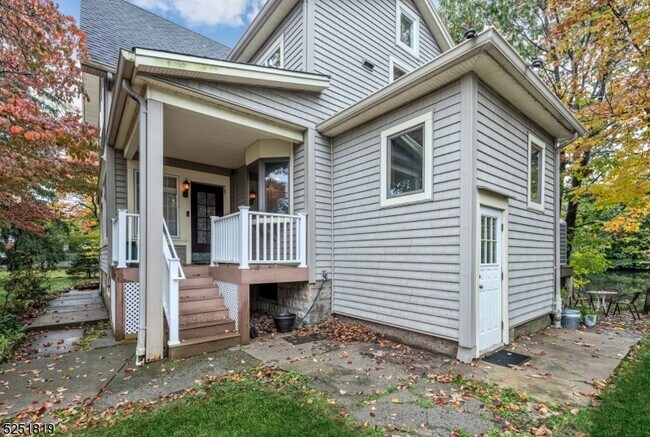 Building Photo - 102 E Woodcliff Ave