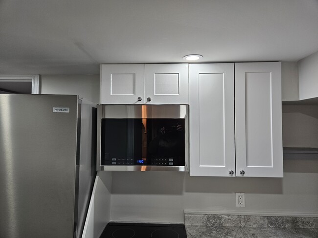 Building Photo - 414 Stirling Av S
