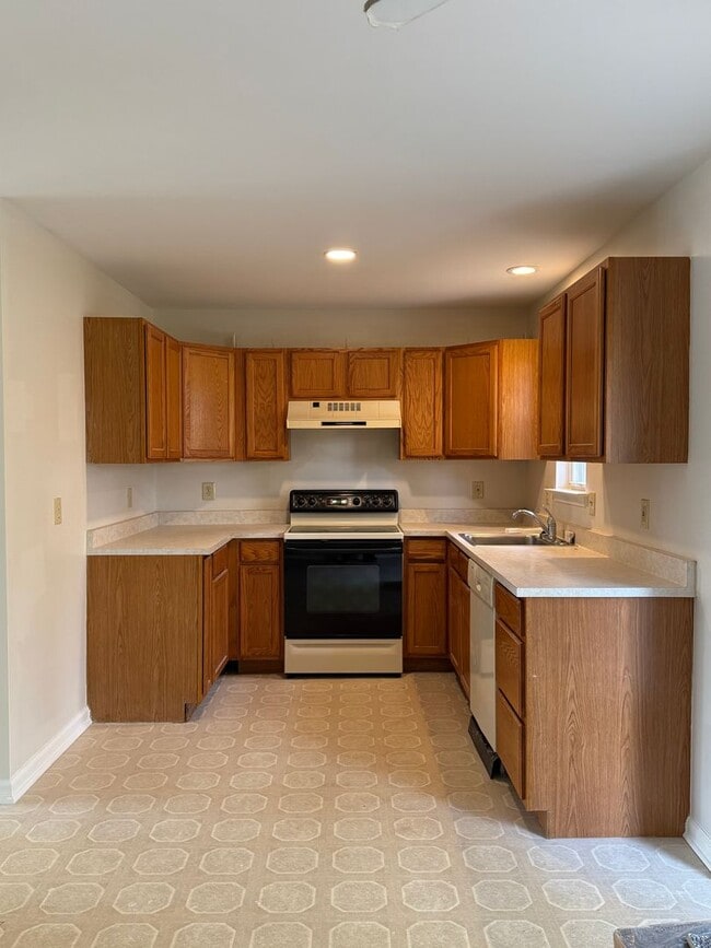 Building Photo - Collegeville 3 Bed / 1.5 Bath Twin Home