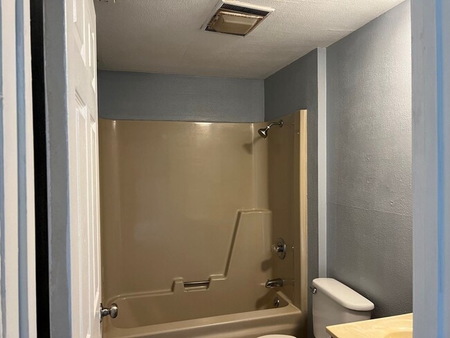 Foto del edificio - 155 Tamarack Dr