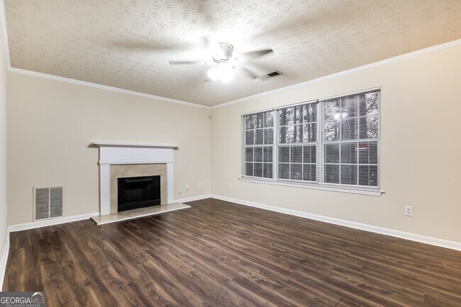 Building Photo - 2585 Lake Royale Dr