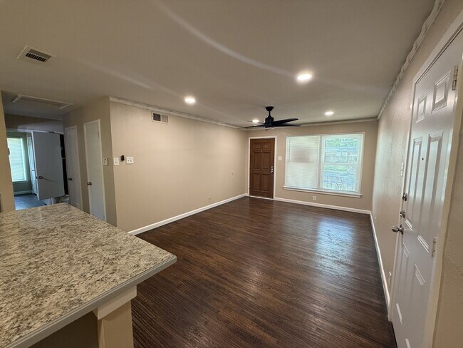 Foto del edificio - "Charming 4-Bedroom Dallas Retreat with 2 ...
