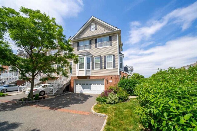Building Photo - 15 Surry Ct