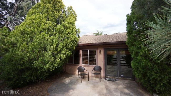 Building Photo - 301 Little Ln