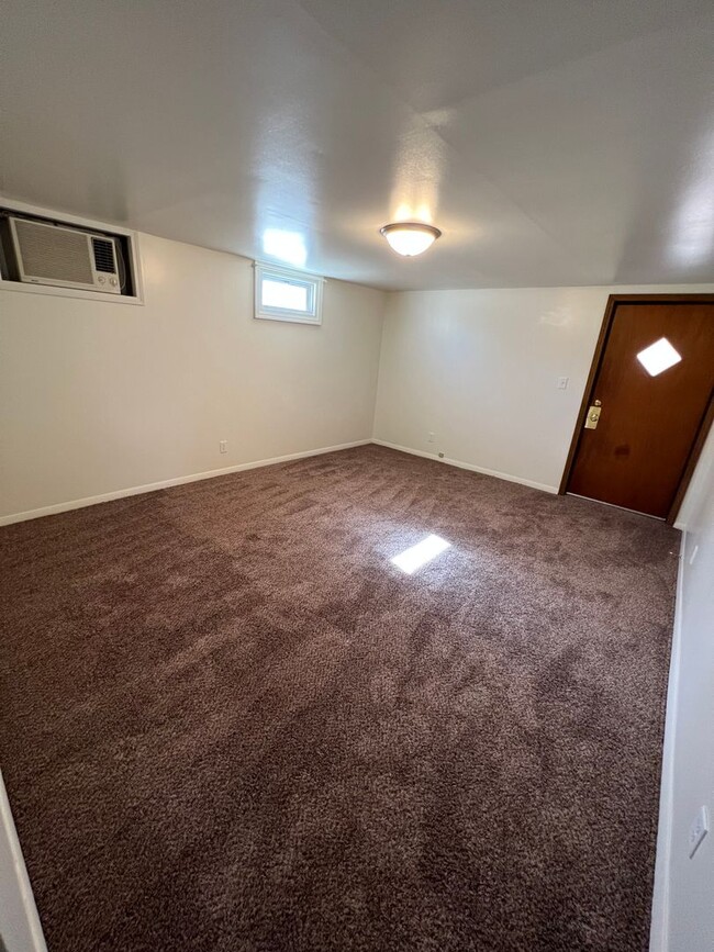 Building Photo - Remodeled 3 Bedroom 1 bathroom apartment