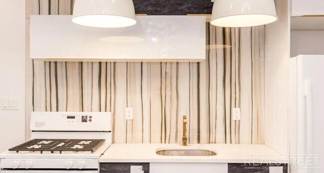 Foto del edificio - Massive 3 Bed (Flex 4 Bed) 3.5 Bath Duplex with Private Backyard in Bed-Stuy