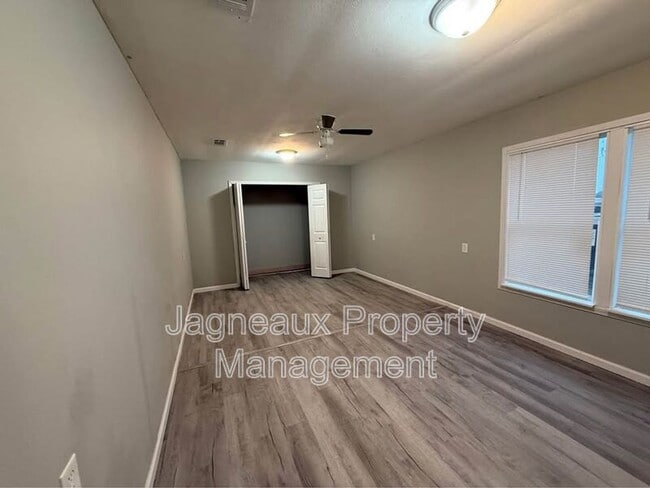 Building Photo - 227 E Peach St