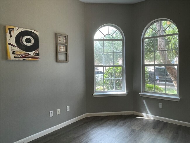 Foto del edificio - 811 Forest Hillside Ln