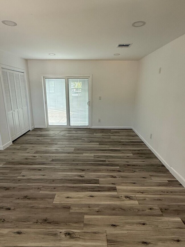 Building Photo - Omelveny Properties