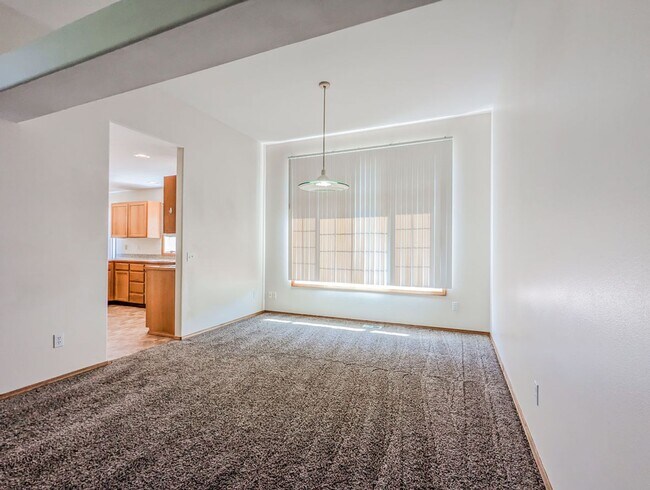 Foto del edificio - Spacious & private 4 bd 2.5 bth 2 car gara...