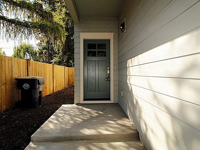 Building Photo - Modern 3x2.5 Townhome Retreat in NE Bend