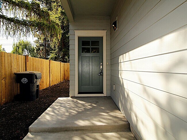 Foto del edificio - Modern 3x2.5 Townhome Retreat in NE Bend