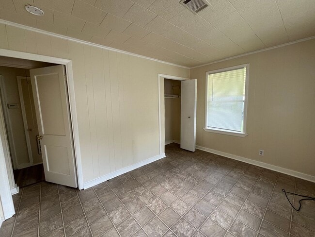 Building Photo - 2 Bedroom 1 bathroom -Central air and Heat