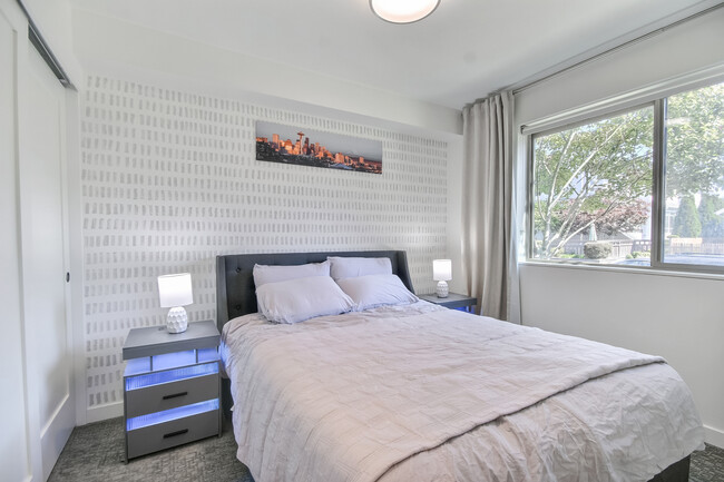 Dormitorio 1 completamente amueblado - 3025 62nd Ave SW