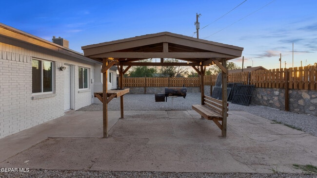 Foto del edificio - 513 Gilmore Way