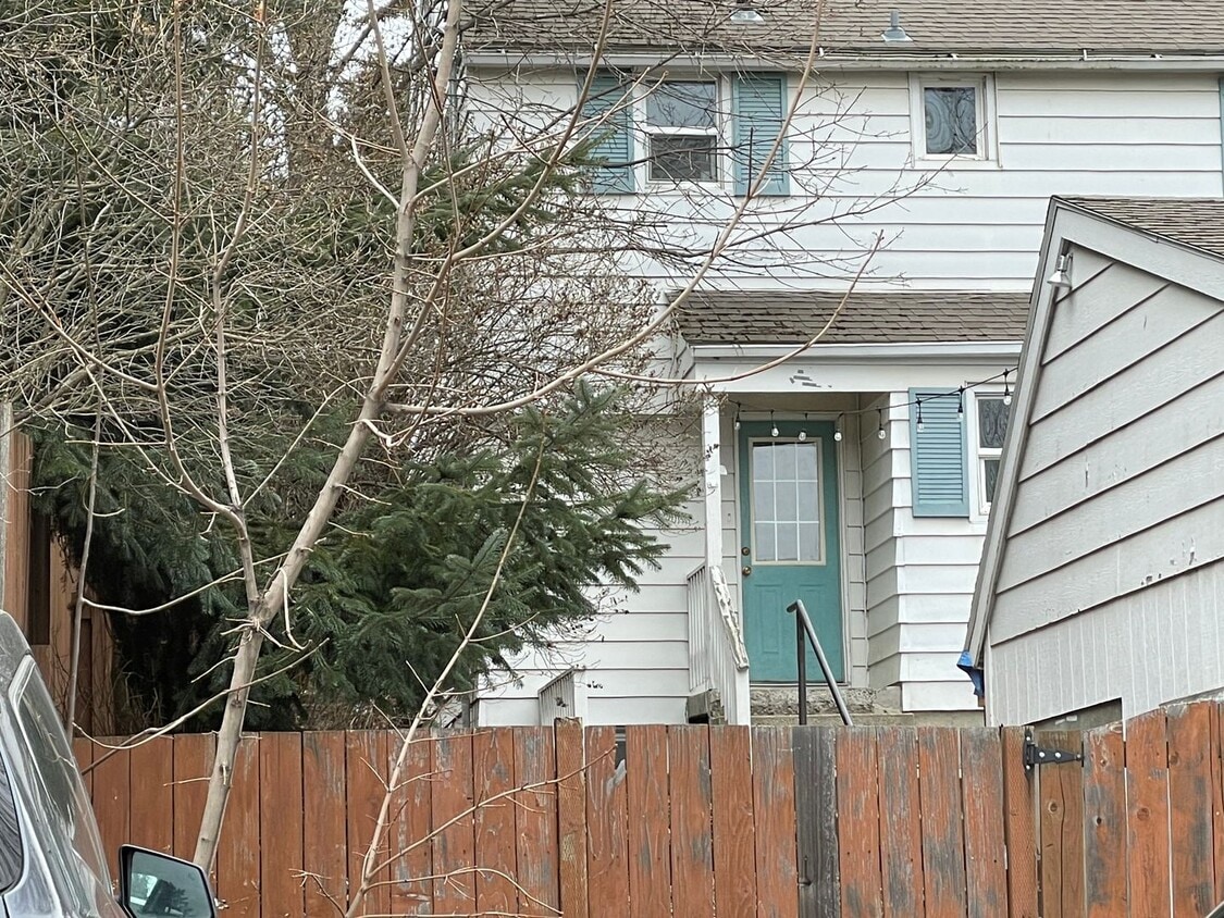 Primary Photo - 1060 NE B St