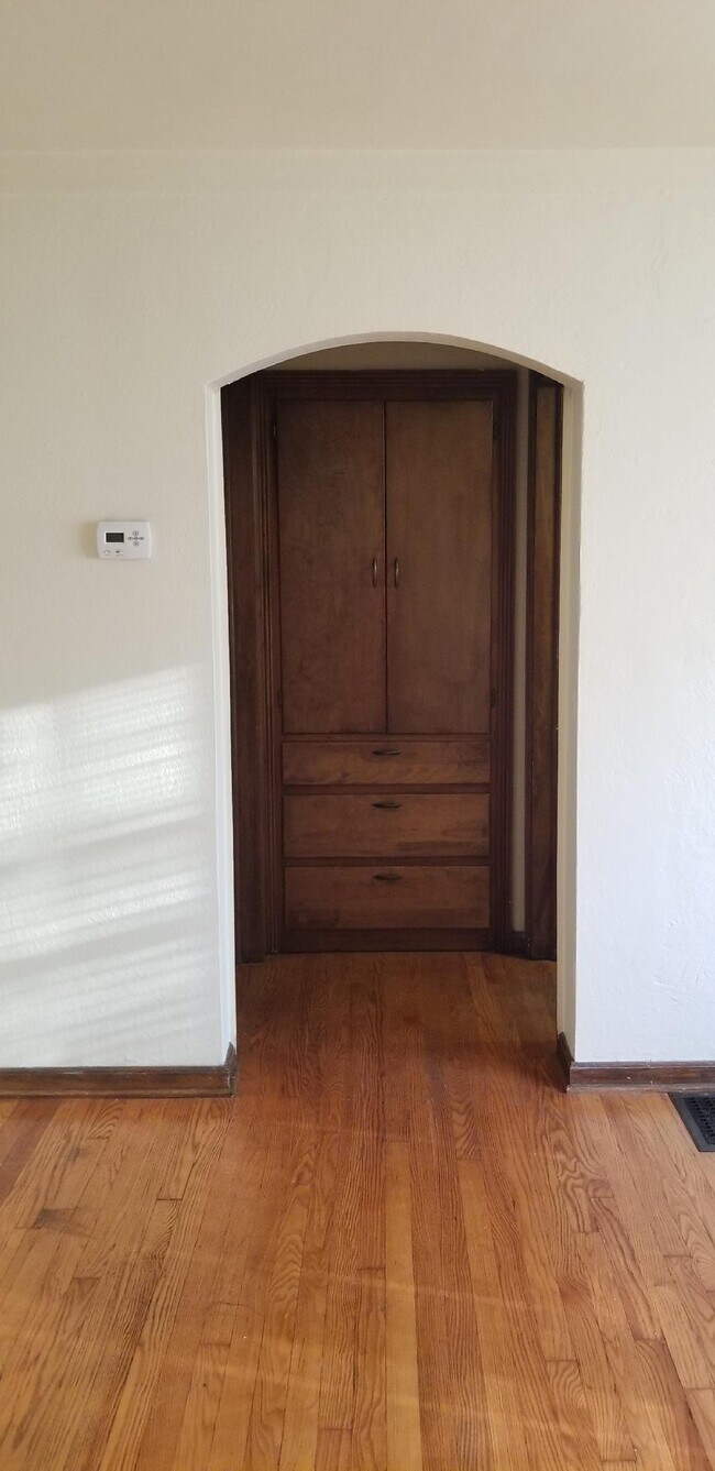 Foto del edificio - 1348 Eastview Ave