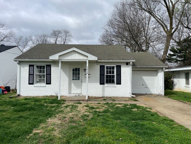 Building Photo - Charming 2 Bedroom Home