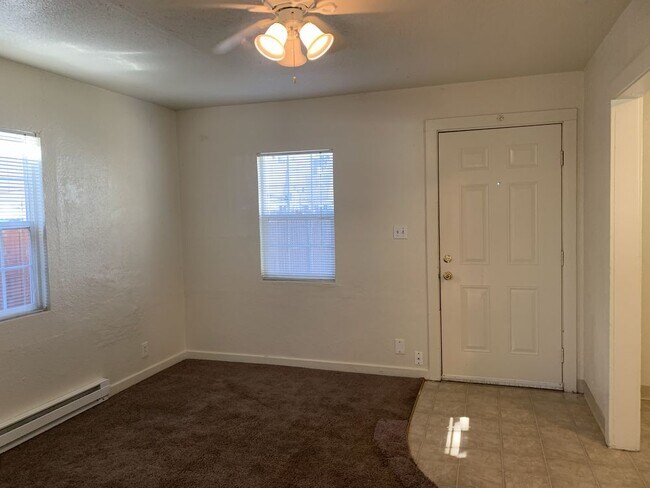 Foto del edificio - 2 Car Garage Large One Bedroom One Bath.