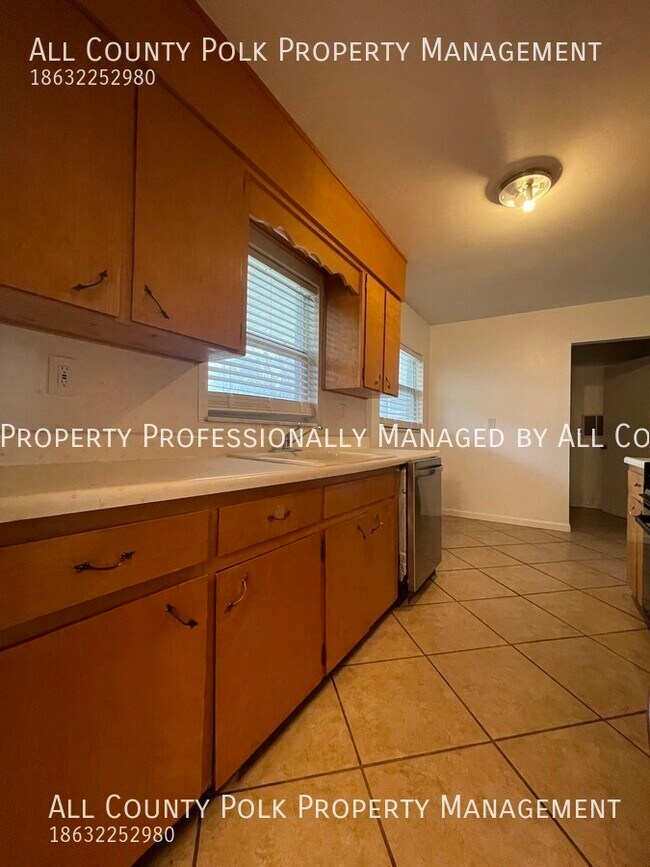 Building Photo - Awesome 3 Bedroom Home for Rent in Lakelan...