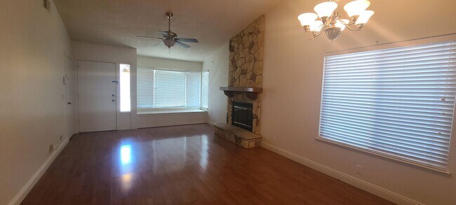 Building Photo - 3 Bedroom 2 Bathroom Home in Elk Grove