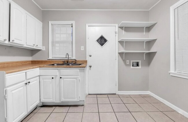 Foto del edificio - Charming 3BR/1BA Home with Spacious Yard & Great Location