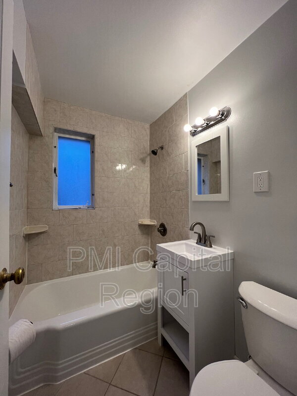 Foto del edificio - 10411 Montrose Ave