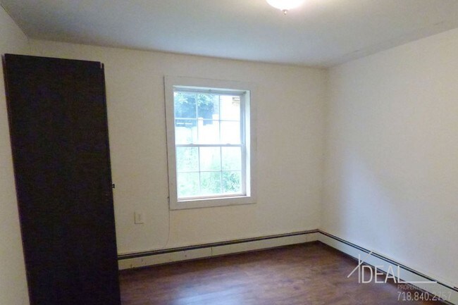 Foto del edificio - 301 Tompkins Ave