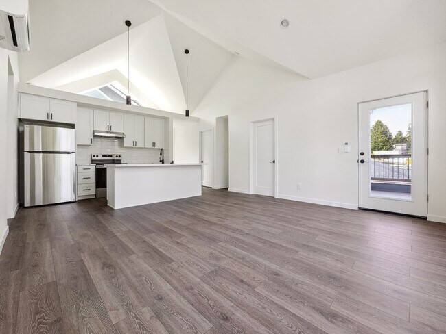 Foto del edificio - Spacious 3-Bedroom DADU with Private Balcony & Garage