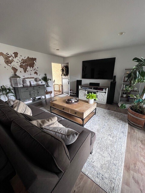 Foto del edificio - 1676 Maple Ave