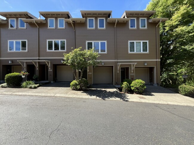 Incredible Forrest Park Townhome!! 2 bedroom, 2 bath, HUGE attached Garage! - Incredible Forrest Park Townhome!! 2 bedroom, 2 bath, HUGE attached Garage!
