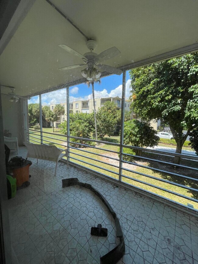 Foto del edificio - 200 Waterway Dr S