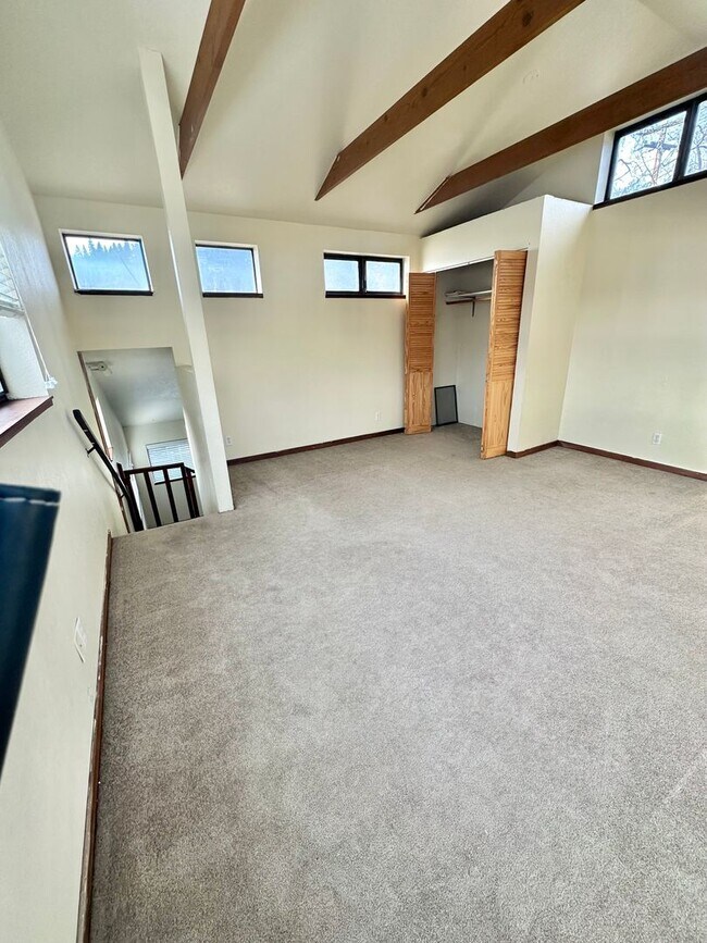 Foto del edificio - 1 Bedroom 1 bath Loft Style Single Family Home with large Fenced backyard.