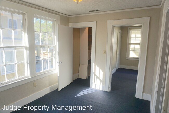 Building Photo - 648 E Victory Dr
