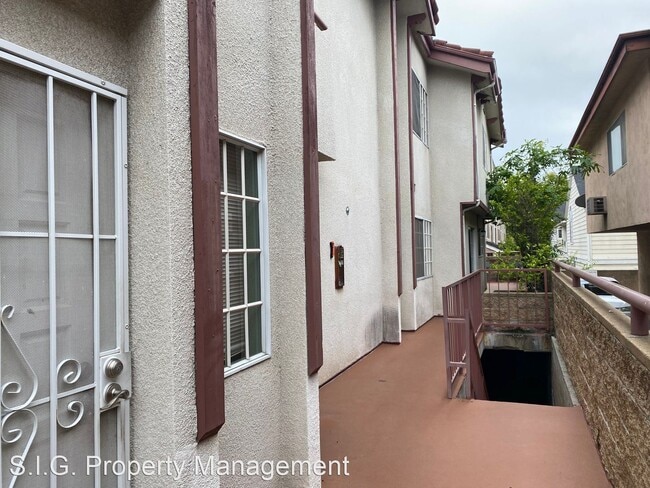 Building Photo - 3 br, 2.5 bath House - 522 E Maple St. #5