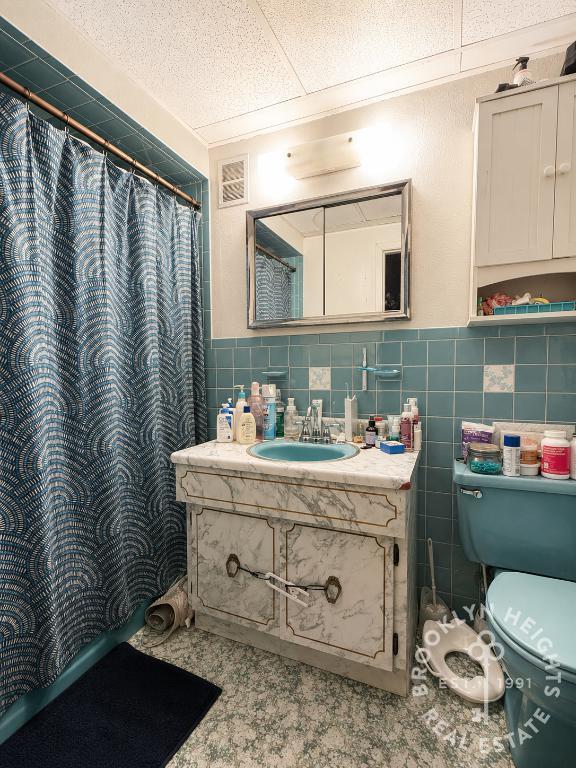 Building Photo - Floor-Through 1BR + Den – Top Floor Brownstone – Sun-Filled – Prime Location