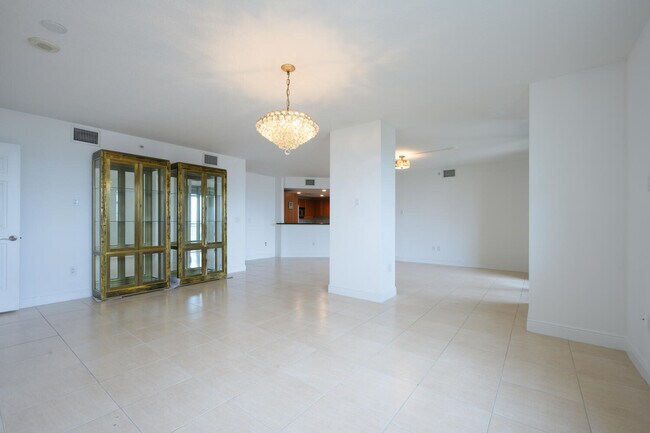 Building Photo - 610 Clematis St