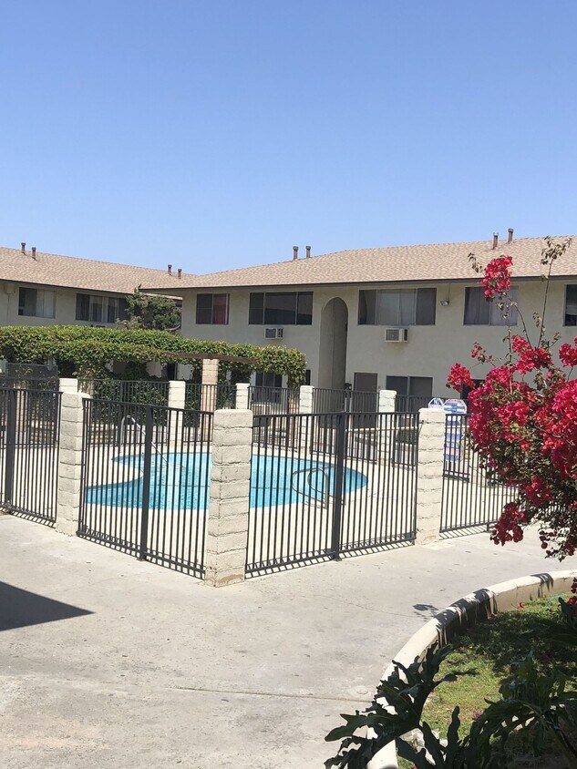 Building Photo - Villa Platinum Apartments
