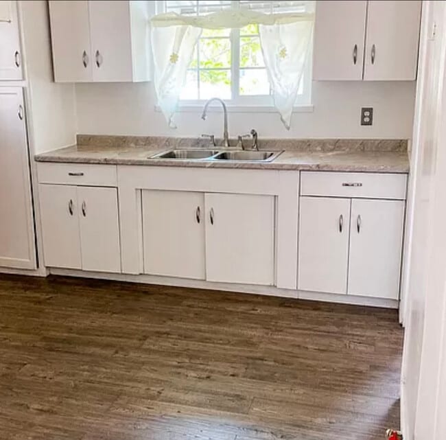 Encantadora cocina actualizada de los años 50 - 14547 Hallwood Dr
